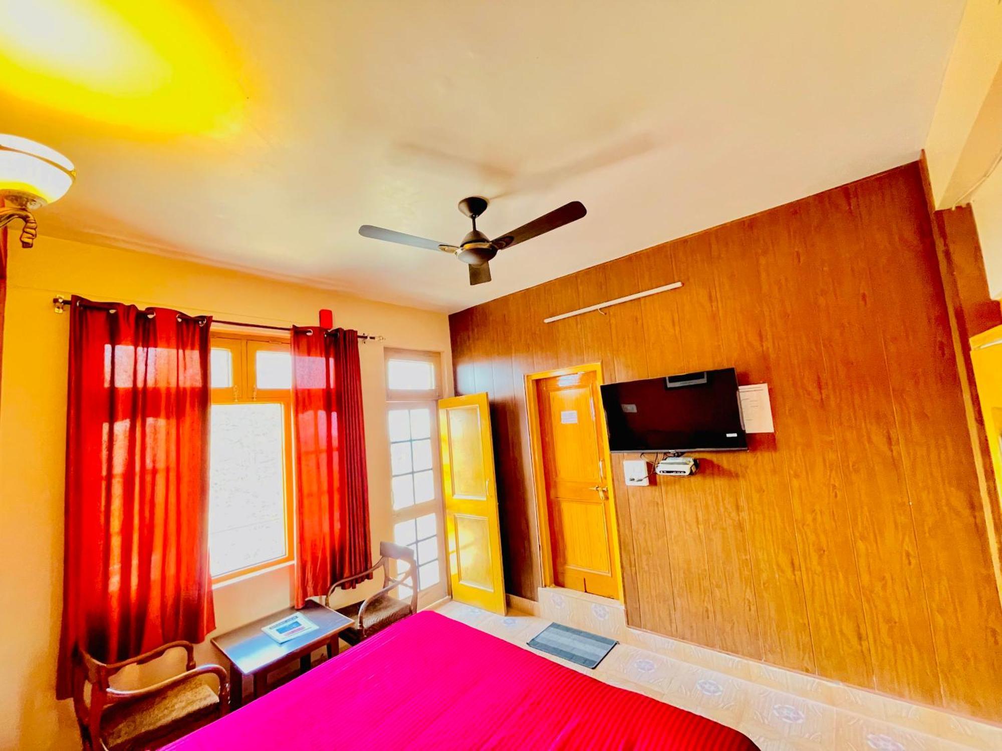 Grand View Lodge And Restaurant Dharamshala Bagian luar foto